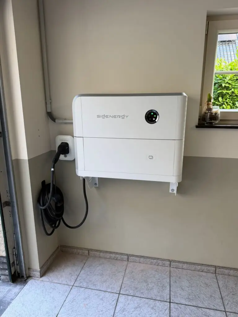 Thuisbatterij met laadpunt in een garage, geplaatst door Electrifusion