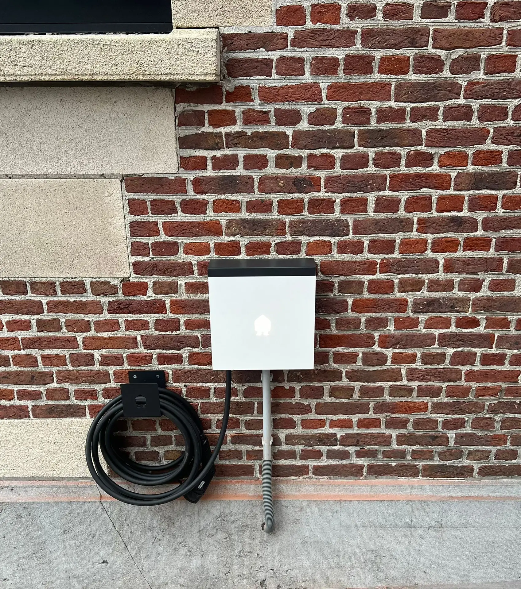 Laadpunt aan een gerenoveerde gevel met wachtbuis naar het bord, door Electrifusion
