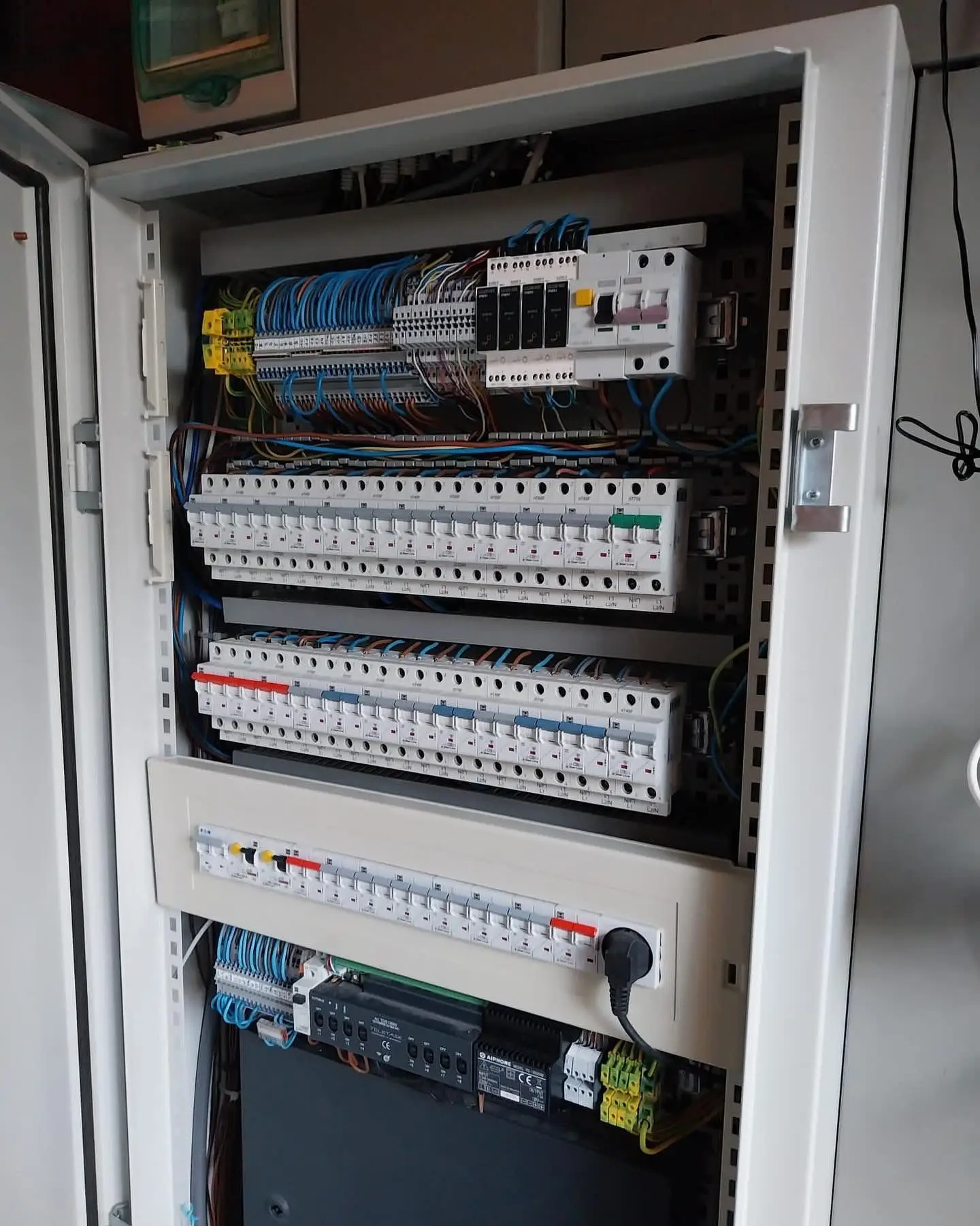 Verdeelkast met domoticamodules en gelabelde bekabeling, door Electrifusion