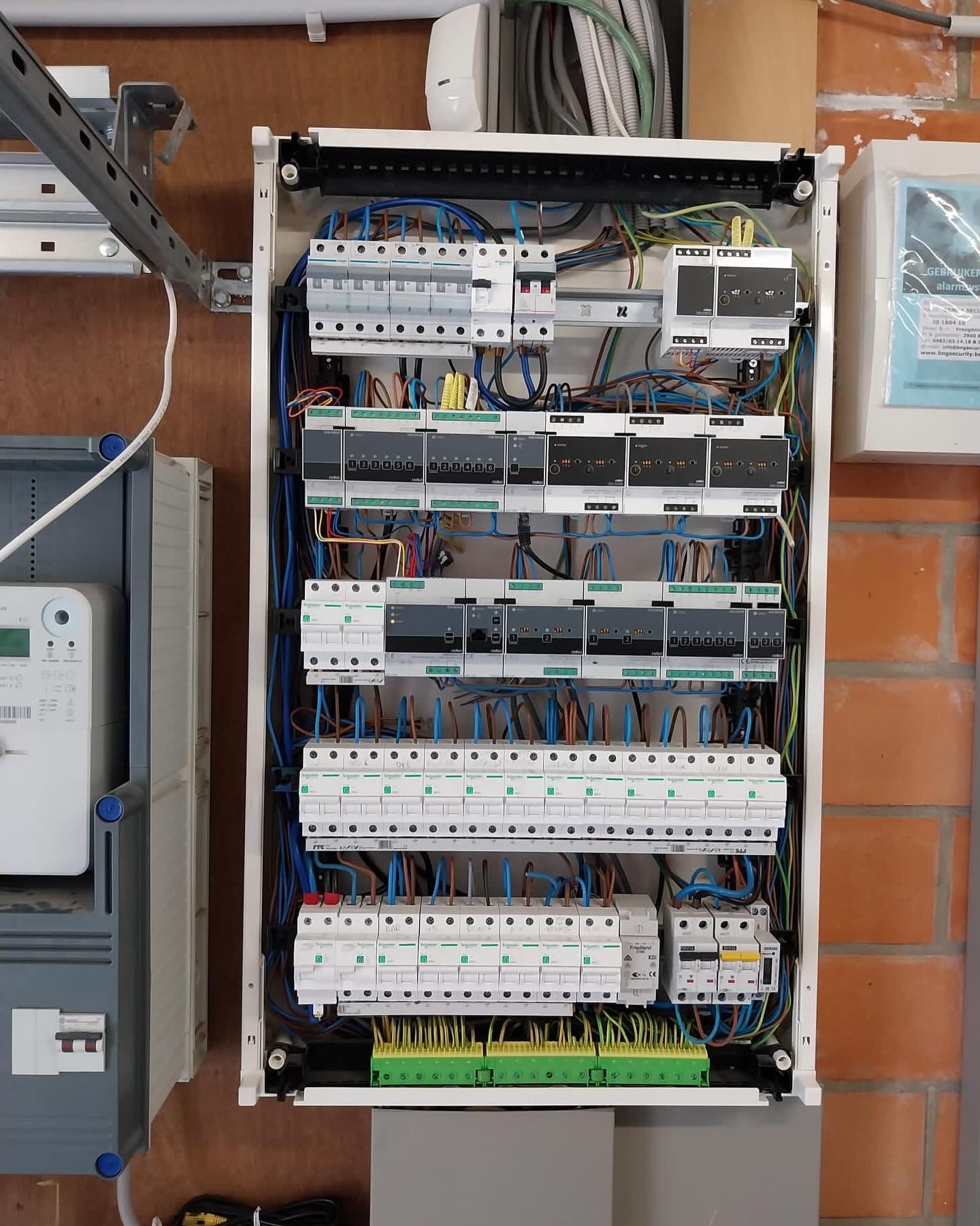Vernieuwd verdeelbord met automaten en sturingsmodules, uitgevoerd door Electrifusion