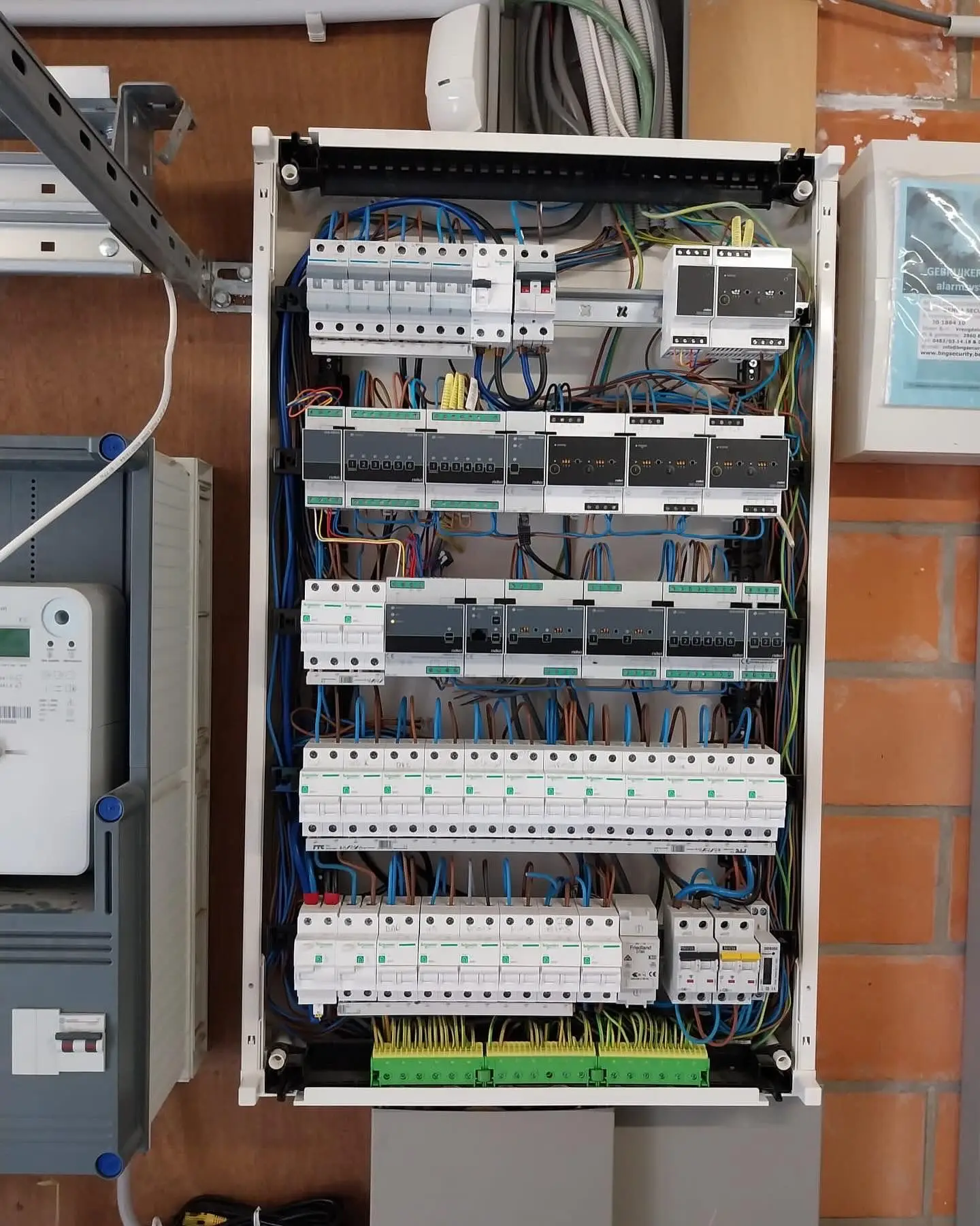 Verdeelbord met domoticamodules, geplaatst door Electrifusion