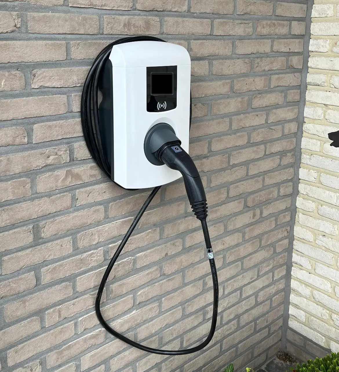 Laadpunt met vaste kabel aan een woning, geplaatst door Electrifusion