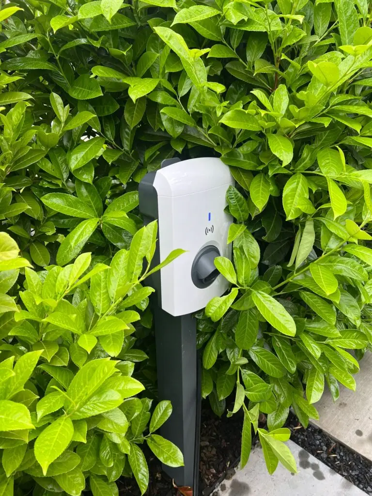 Laadpaal op sokkel in de voortuin, geplaatst door Electrifusion